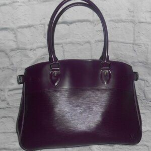 LOUIS VUITTON purple GM epi Passy handbag/purse...Minty condition